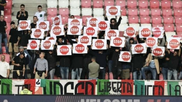 强调, 资格的呼声, 的信息